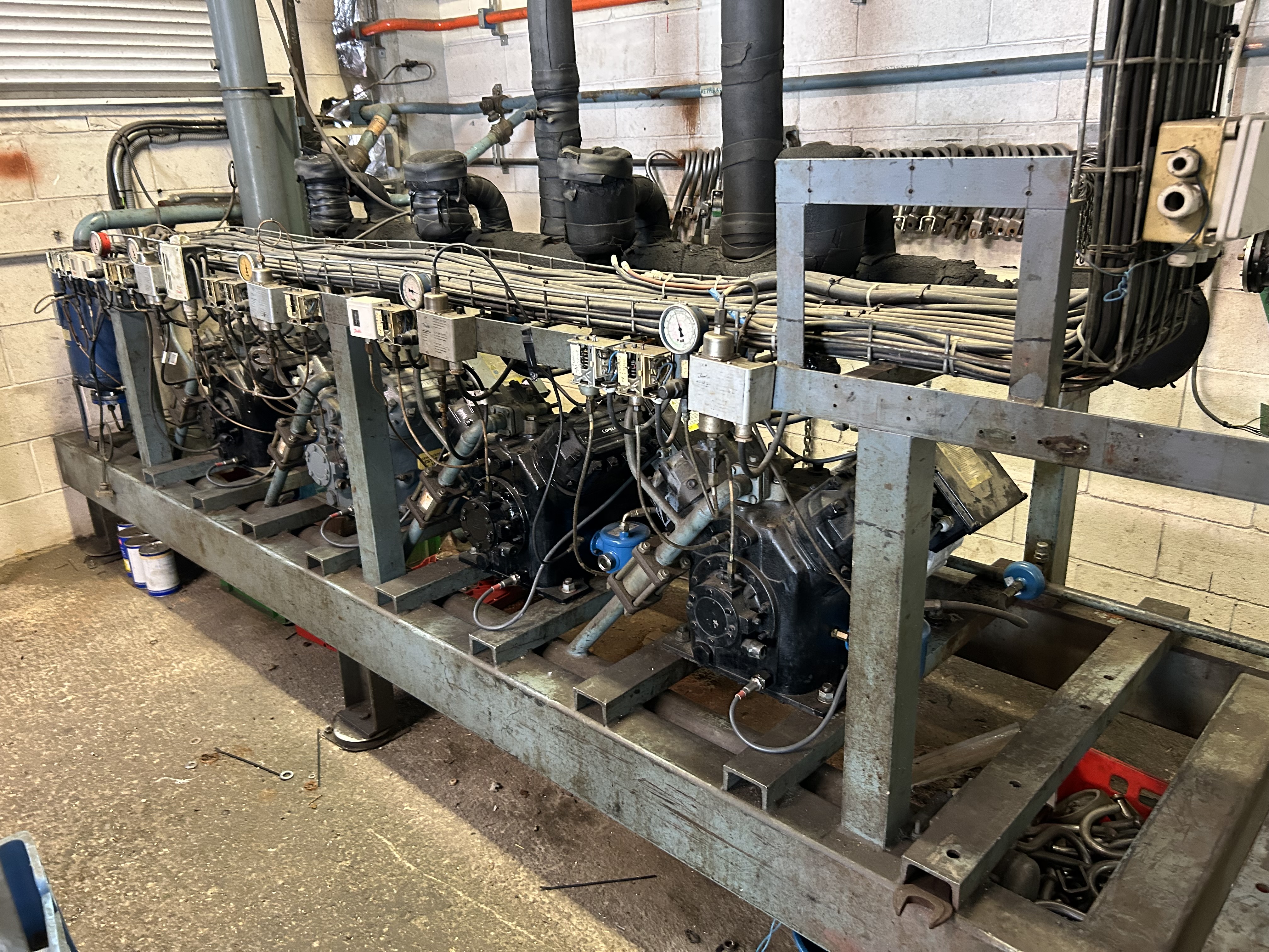 Ingenieros de Systemfrost analizando instalación frigorífica existente